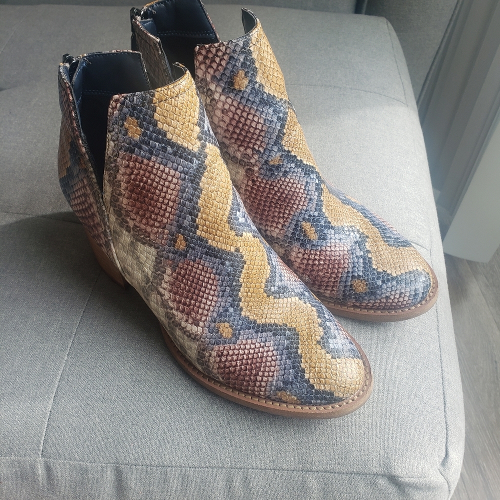Aqua College Naomi waterproof snake print booties